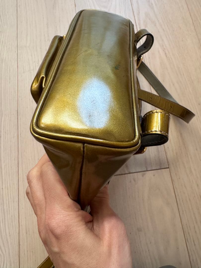 GUCCI エナメルゴールドバックパック
