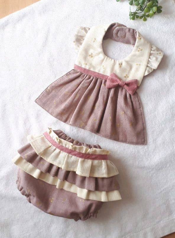 2点☆送料無料☆チェリーのボレロ風スタイ&ふりふりベビーブルマ(スモークピンク)