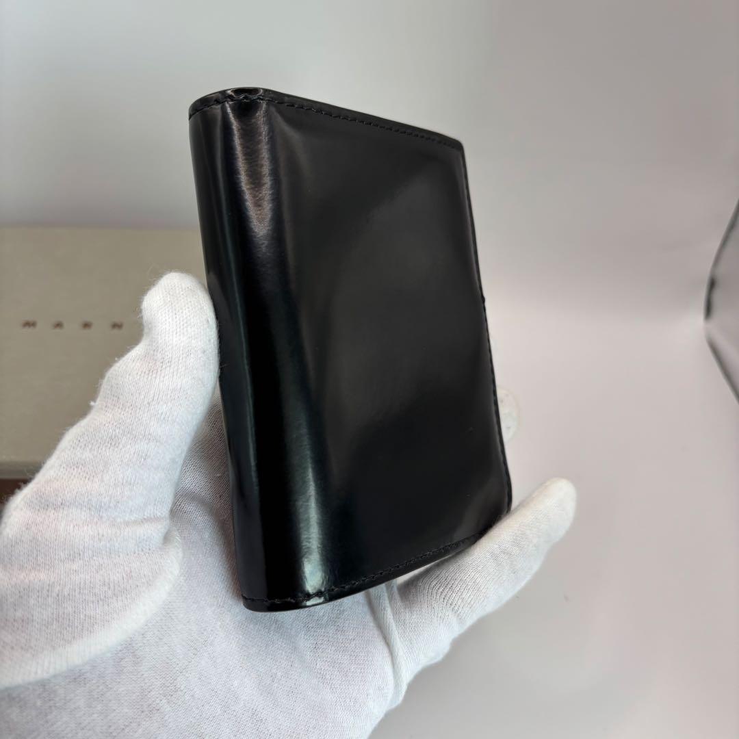 MARNI 二つ折り財布　ブラック　ゴールド　光沢　コンパクト　ウォレット　財布