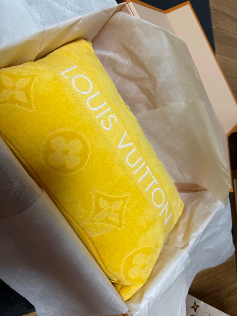 LOUIS VUITTON イエロー クッション
