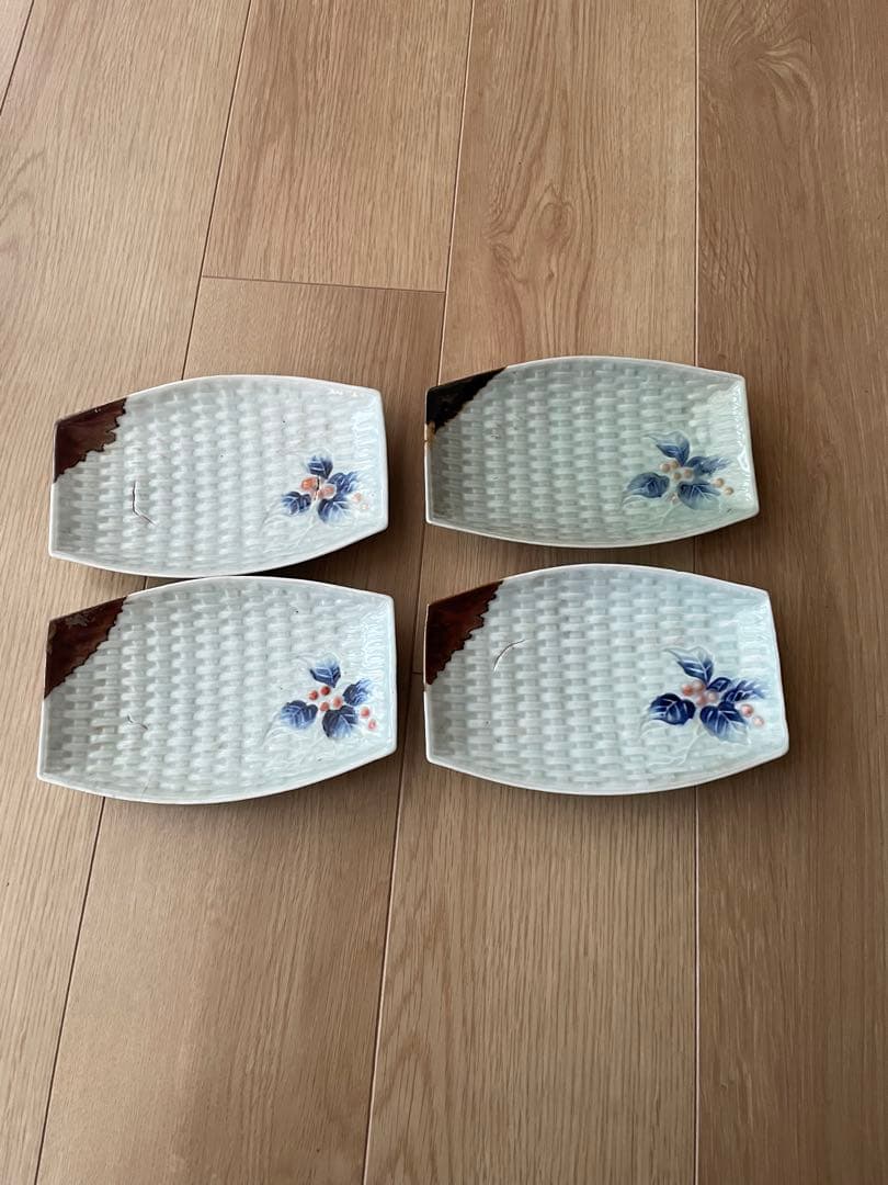 染め付け　花柄と格子模様の刺身皿4枚セット