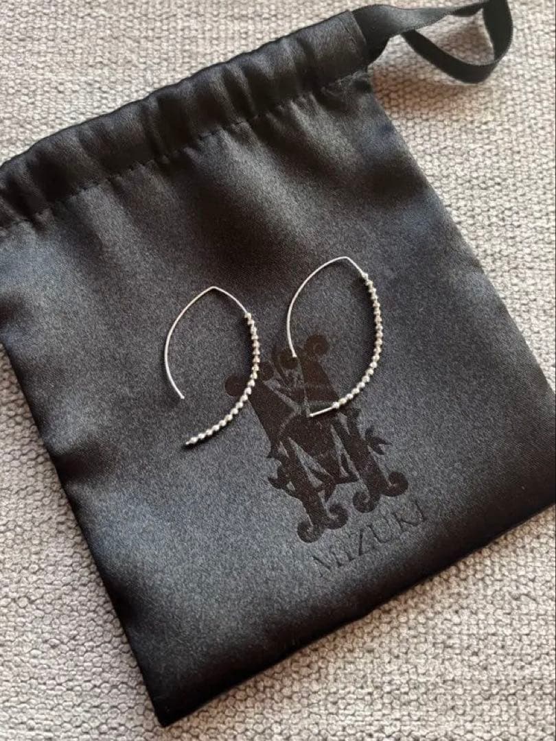 MIZUKI バナナフープピアス スモール WG