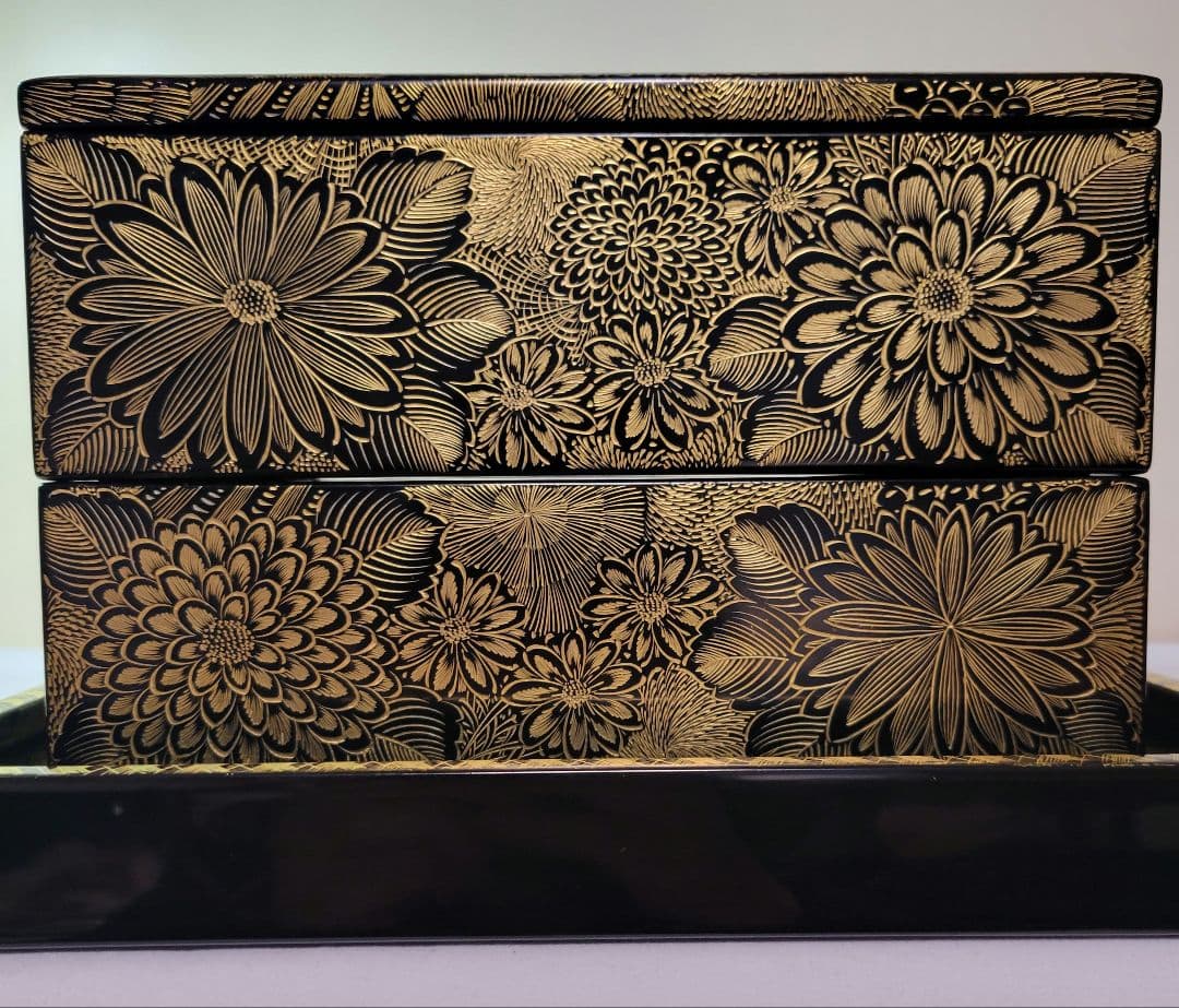 沈金極上品　輪島塗　　菊尽し　二段重箱　二客各専用豪華漆台蓋付　木箱付　希少仕様