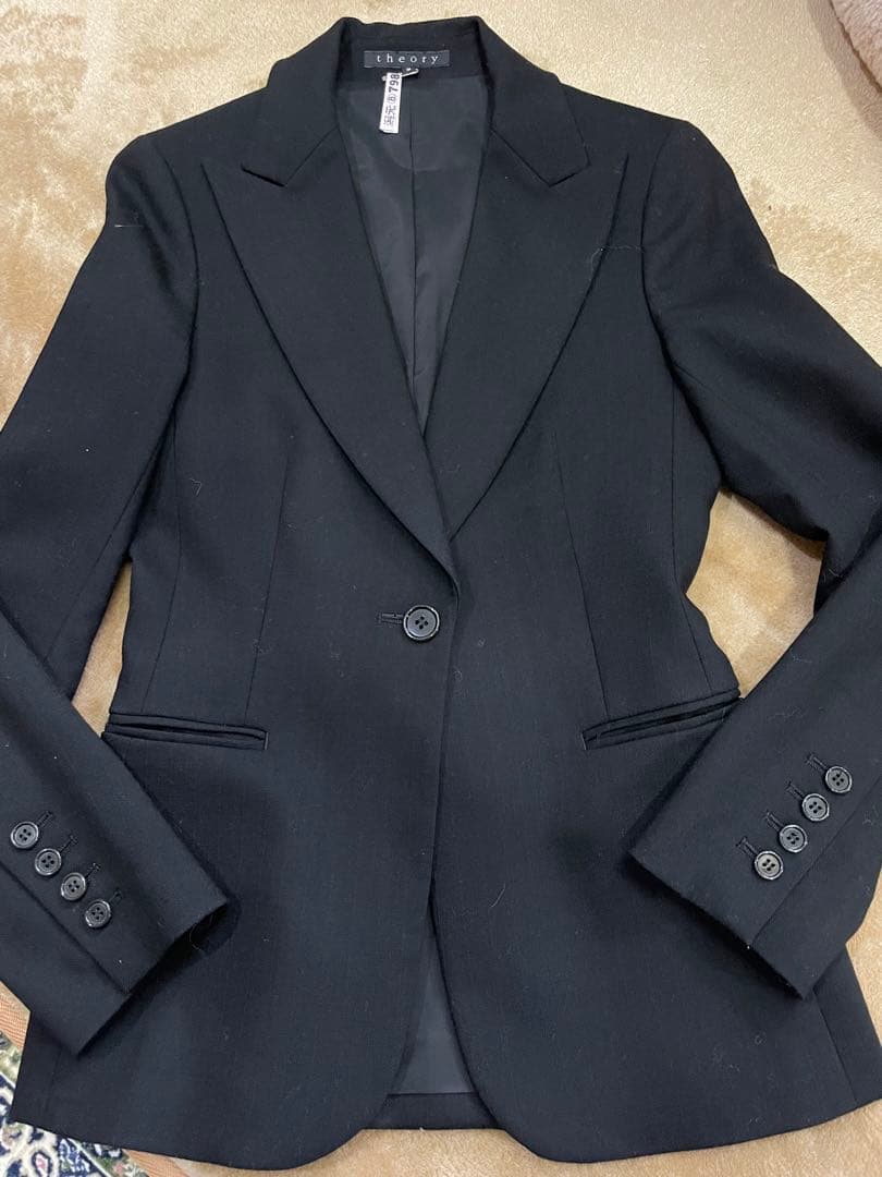 theory セオリーのブラックスーツです。シルエットが最高にきれいでステキです