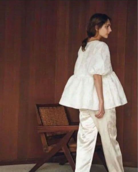 新品未使用　ohga フラワーブラウス　ジャガードブラウス　ホワイト