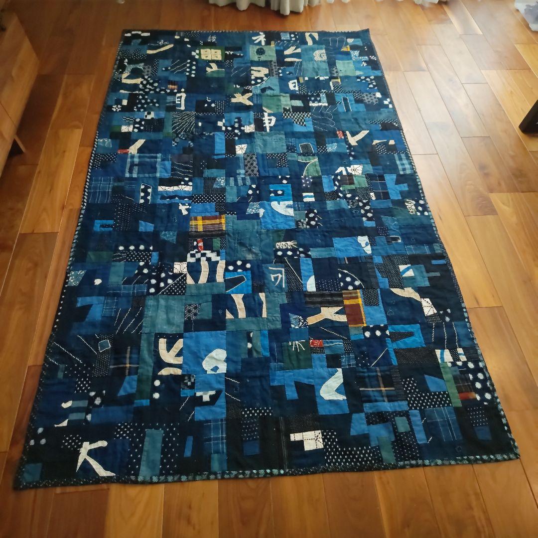 藍染古布のベッドカバーです。