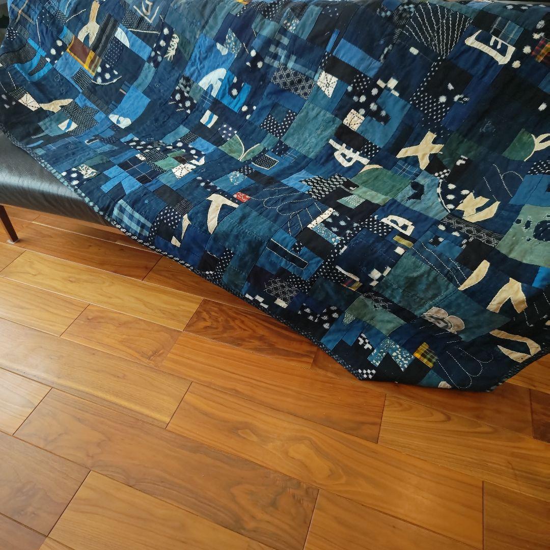 藍染古布のベッドカバーです。