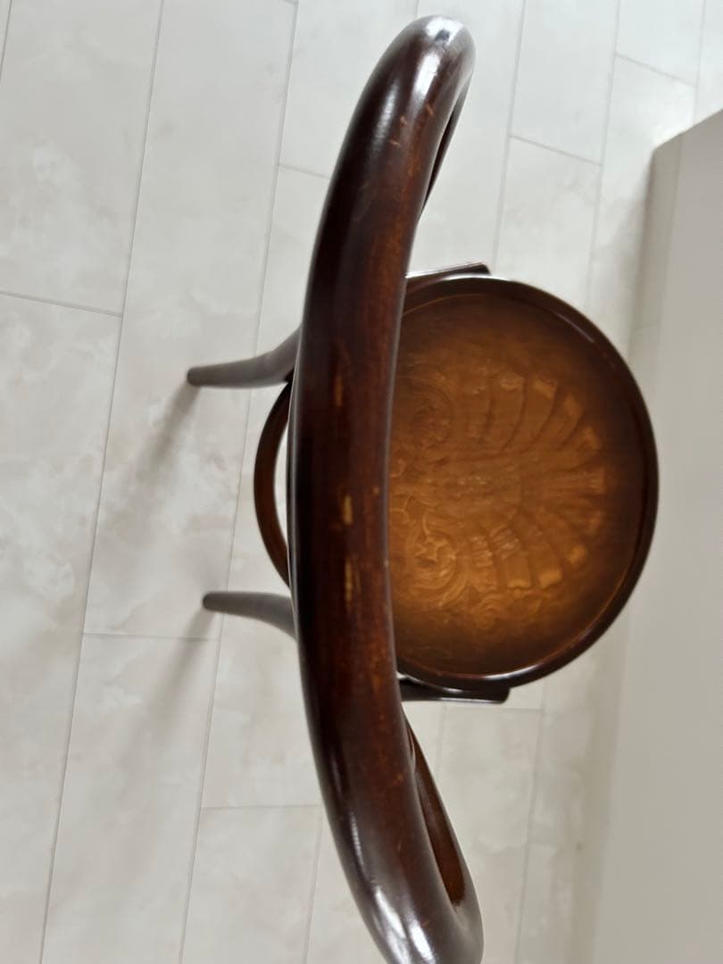 ダークブラウン 木製 曲木デザイン 椅子　Ａ