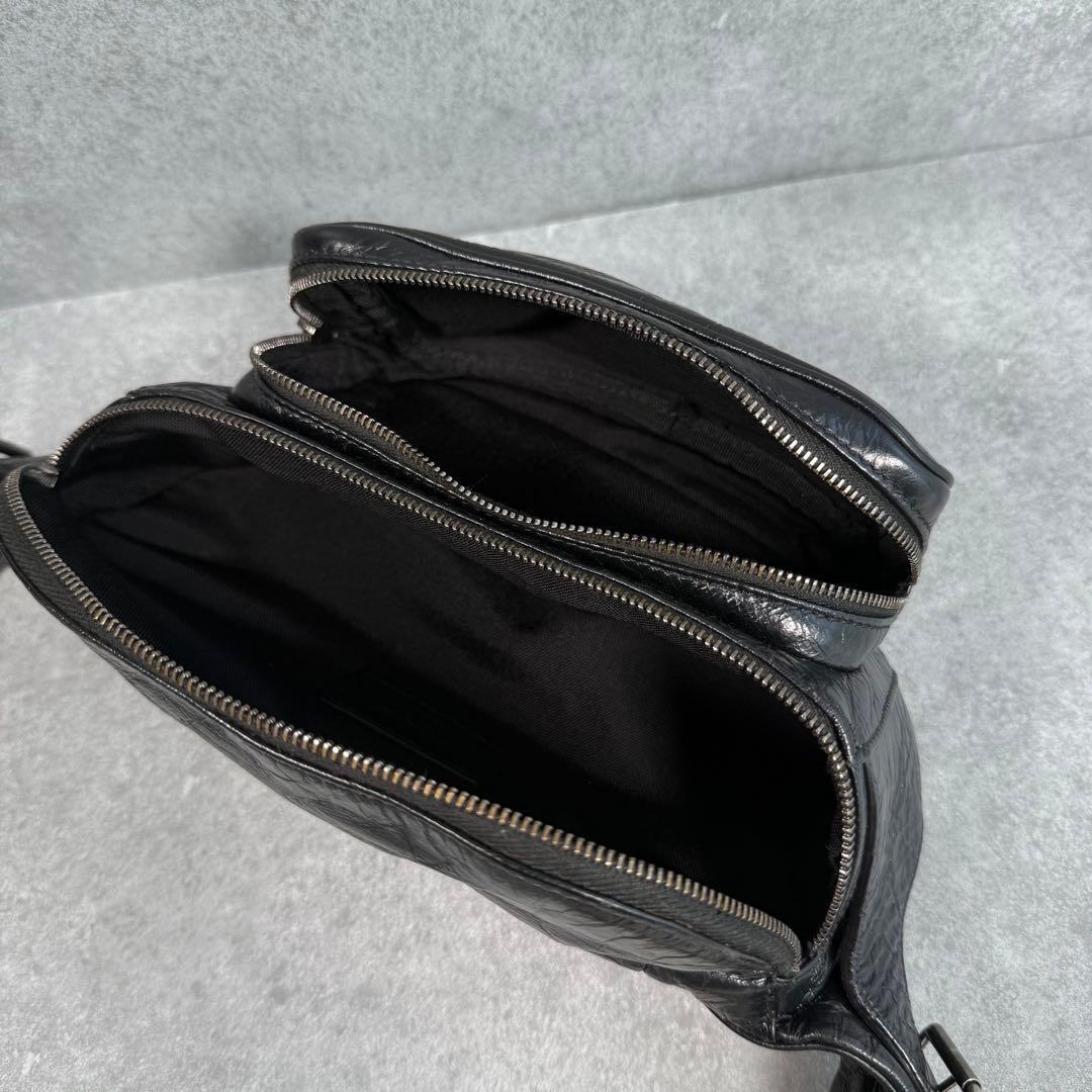 美品 サンローラン ロゴ エンボス レザー メンズ ウエスト ボディバッグ 黒