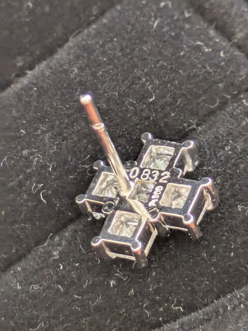 ダイヤモンド　ピアス　　0.832㌌　プラチナ900 クロス型片方のみ