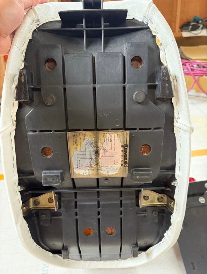 ゼファー1100 純正張り替え チョビ3 タックロールシート