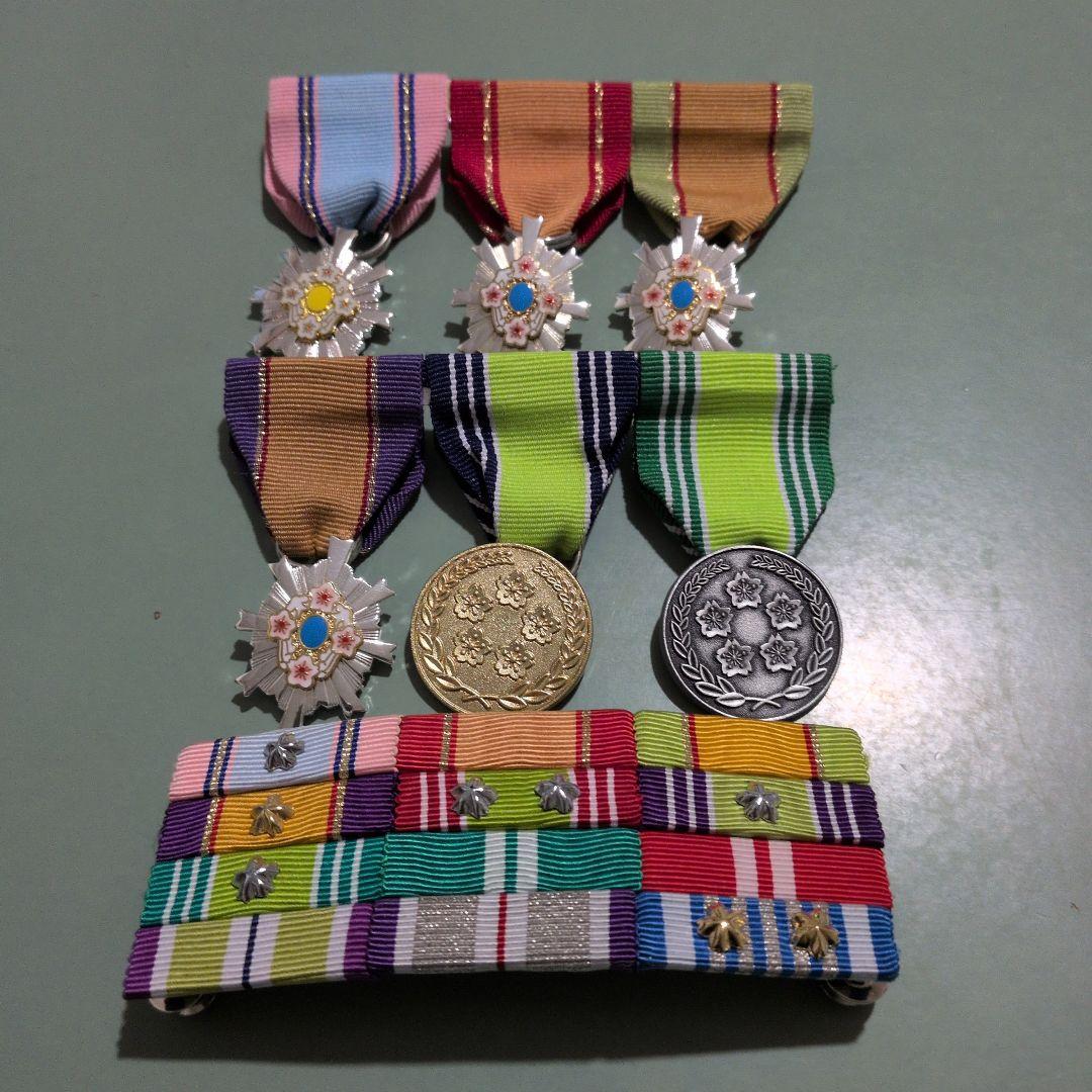 ★自衛隊　防衛功労章　多色勲章とメダルセット★写真のケース付き！