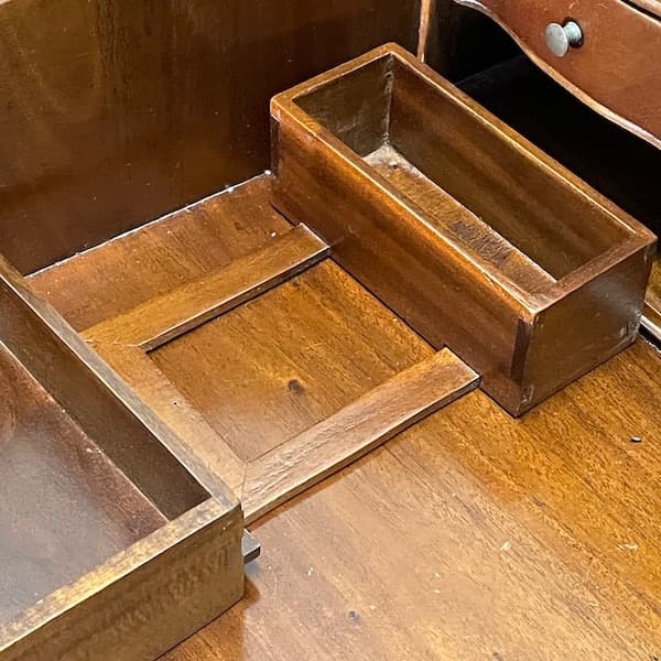 アンティーク　デスク　クイーンアン様式　ガブリオールレッグ　猫足　隠し引き出し