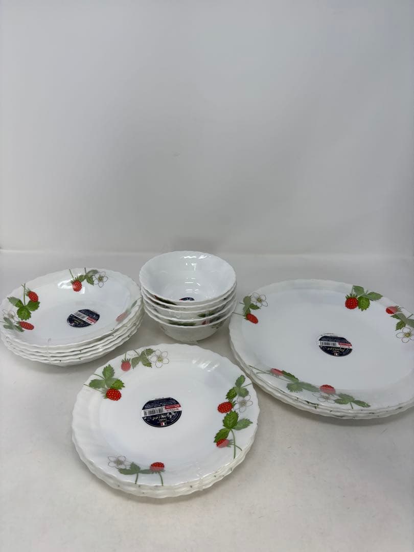 A020 iwaki ファミエット食器セット 20枚　イチゴ柄