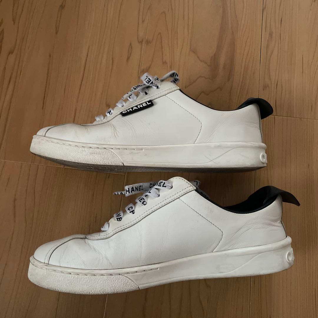 CHANEL ロゴ入りホワイトスニーカー　23cm
