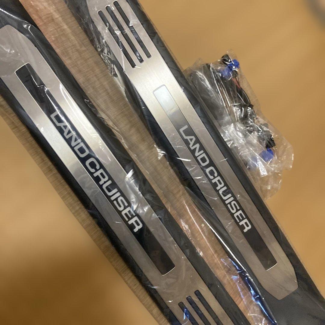 ランクル250 トヨタ純正スカッフイルミネーション