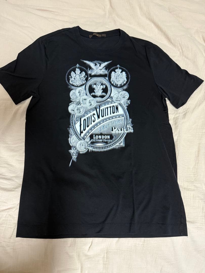 は*う様 Louis Vuitton ブラック Tシャツ グラフィックプリント