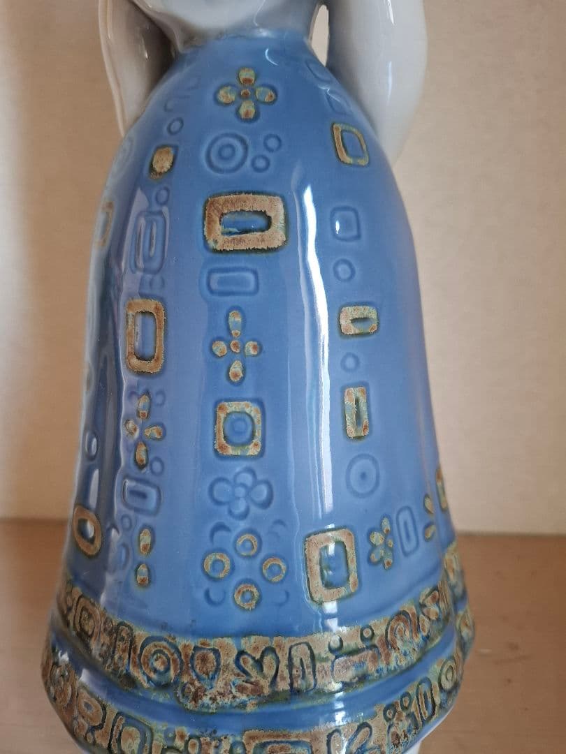 リヤドロ1157　伝統的な衣装の女性