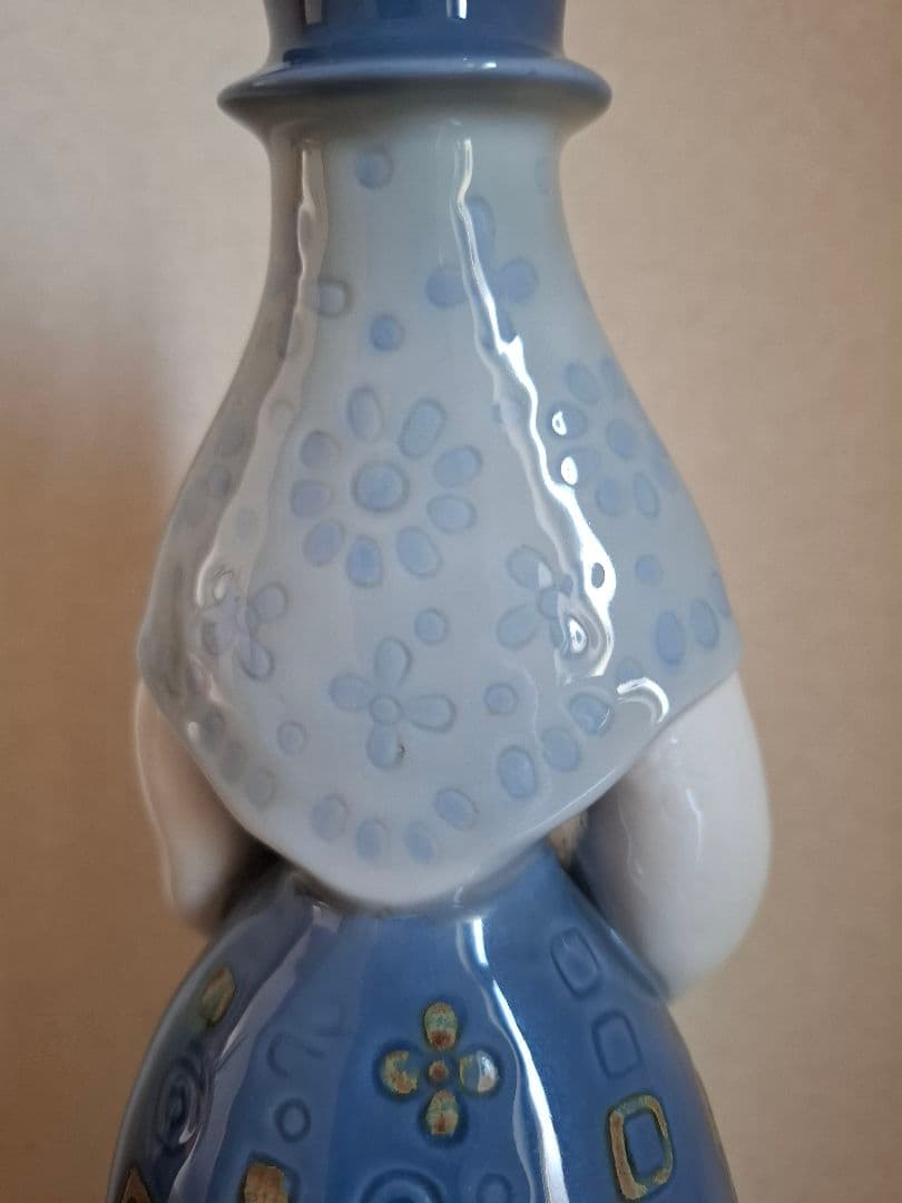 リヤドロ1157　伝統的な衣装の女性