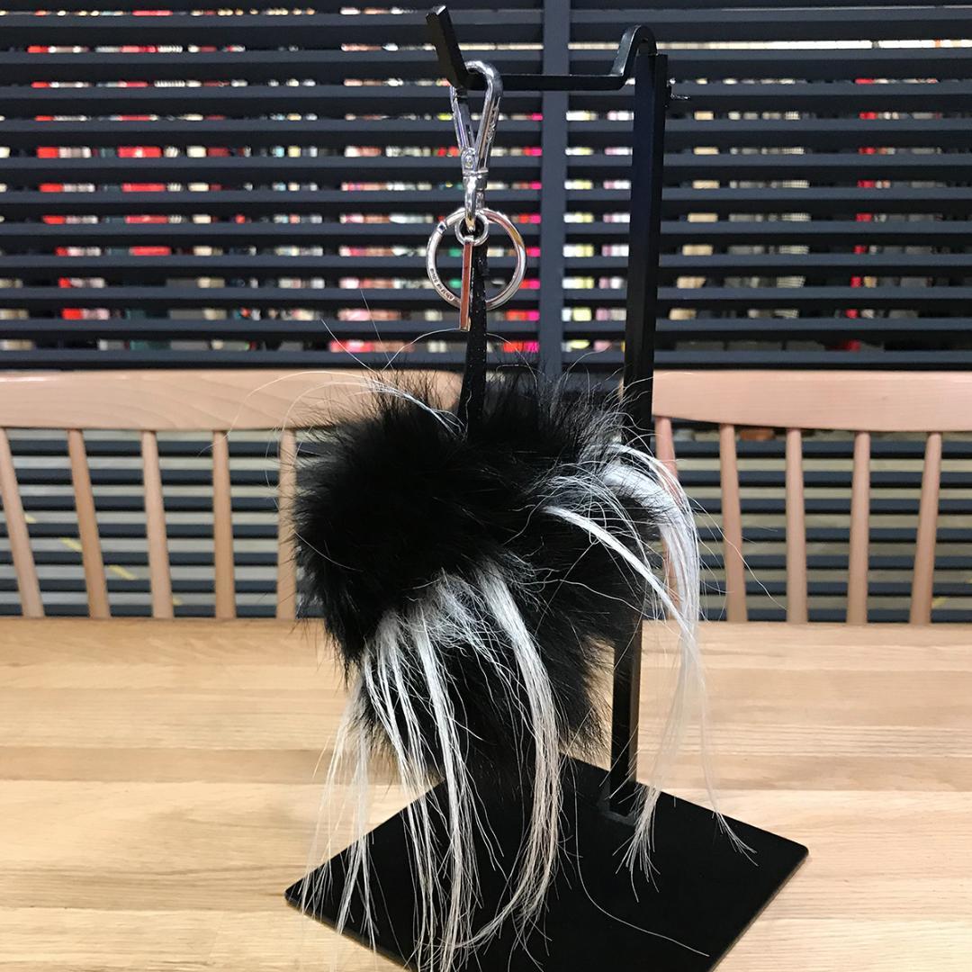 超美品 フェンディ モンスター バッグバグズ バッグチャーム ファー 黒色