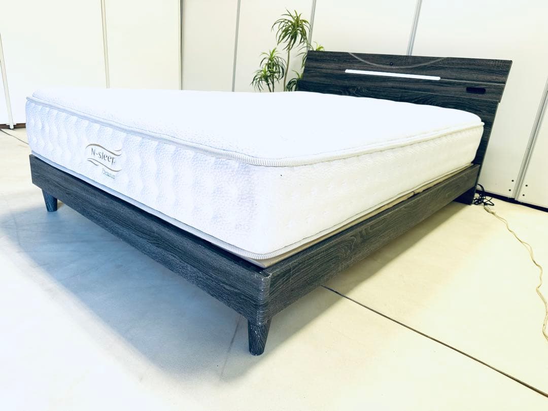 ダブルベッドマットレスフレーム LEDライト付き