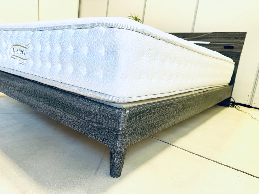 ダブルベッドマットレスフレーム LEDライト付き