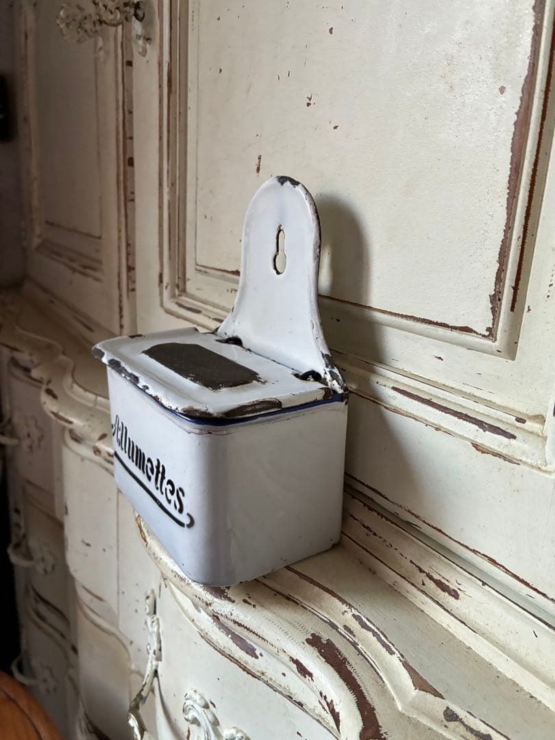 フランス　アンティーク　ホーロー　アリュメット缶　マッチ入れ　ホワイト　黒文字