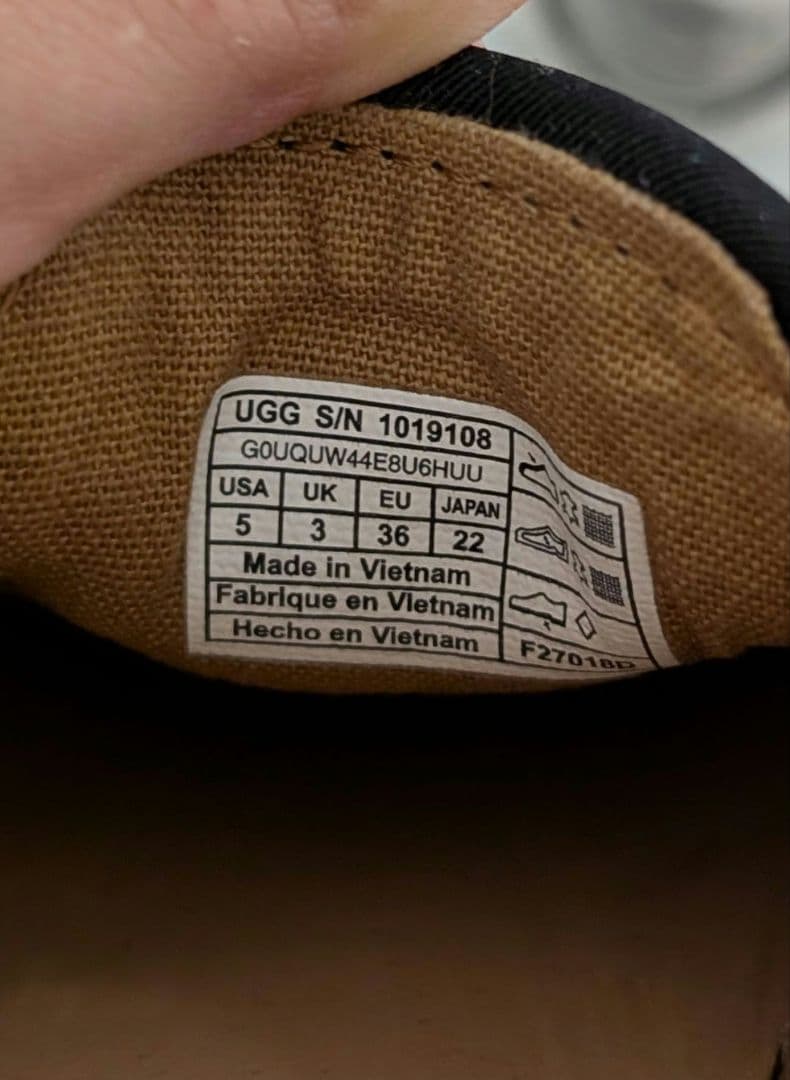 美品 UGG アグ【22.0】CAS キャス レザー スリッポン スニーカー 黒