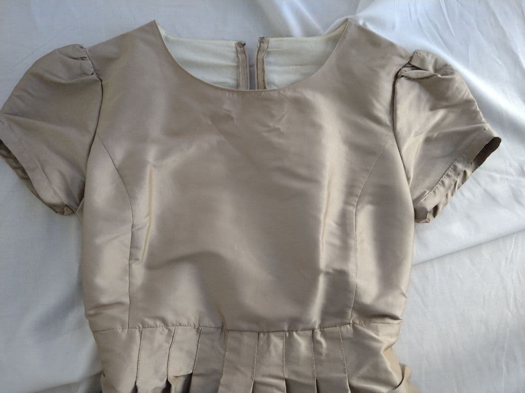 シモネッタ／ベージュ ゴールド半袖パフスリーブ調ワンピース 発表会