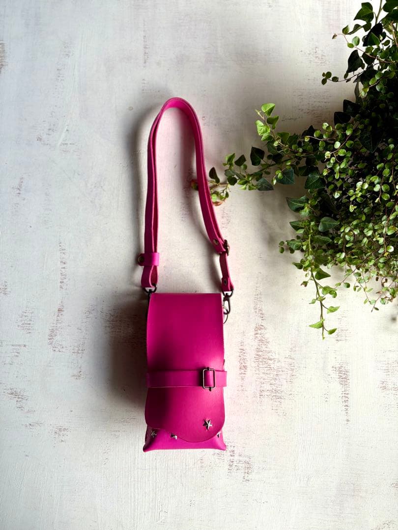 手染めマゼンダピンクの蓋付きコンパクトシザーケース