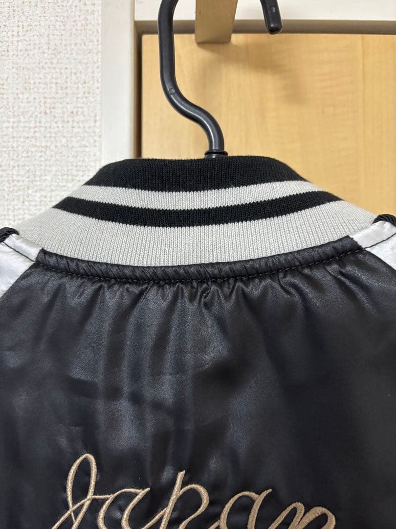 刺繍スカジャン 黒・銀 Japan