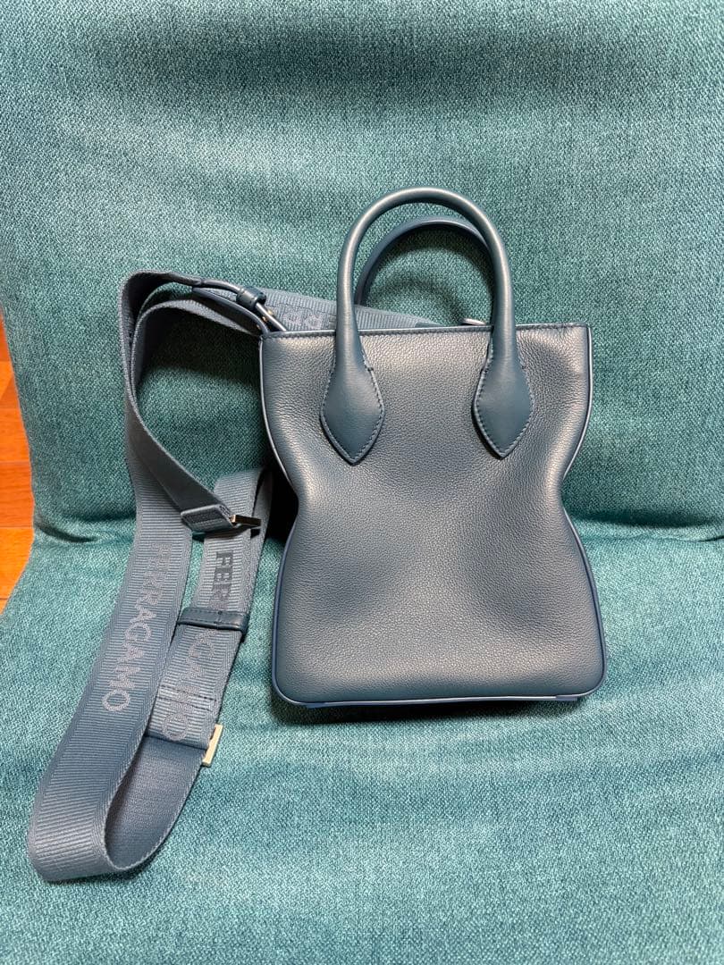 FERRAGAMO ミニトートバッグ ブルー