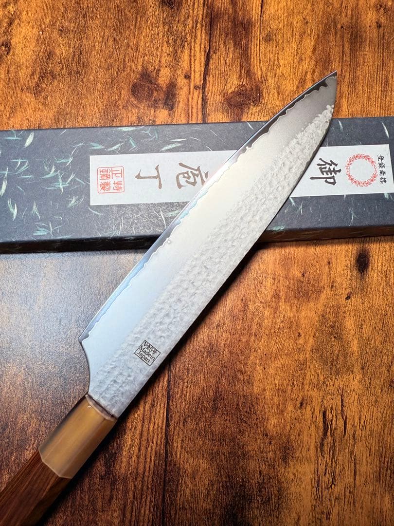義弘作　牛刀　包丁　VG5 鎚目 7寸　山脇刃物製作所　紫檀白水牛八角柄