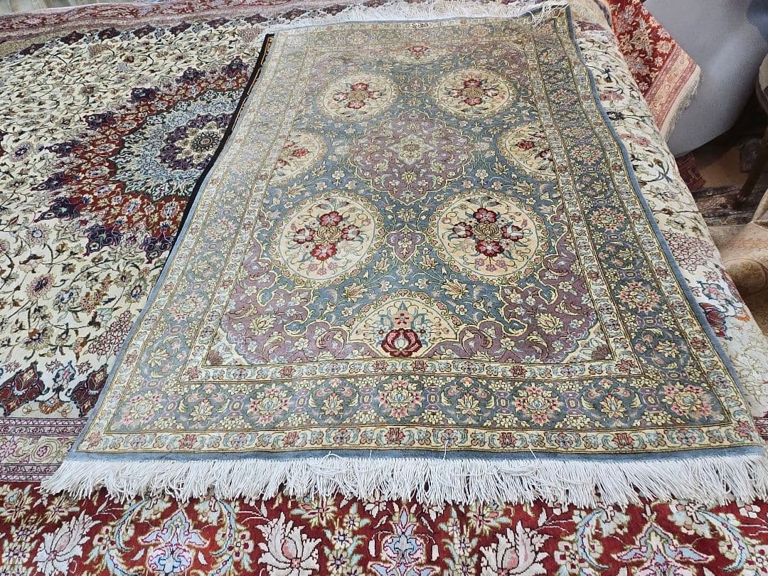 ペルシャ絨毯クム産本物手織り新品Moharari 工房花柄ラグ 青とクリーム色