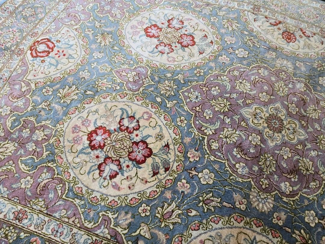 ペルシャ絨毯クム産本物手織り新品Moharari 工房花柄ラグ 青とクリーム色