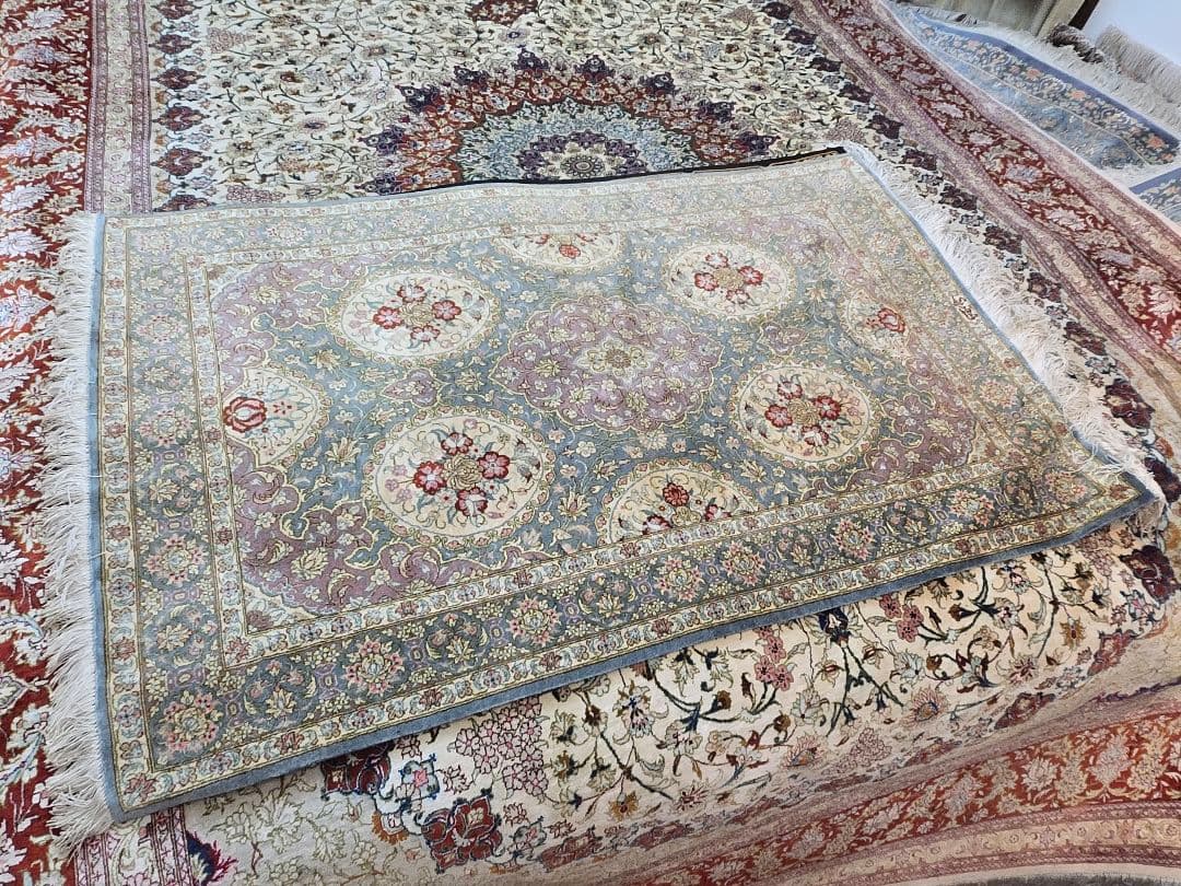 ペルシャ絨毯クム産本物手織り新品Moharari 工房花柄ラグ 青とクリーム色