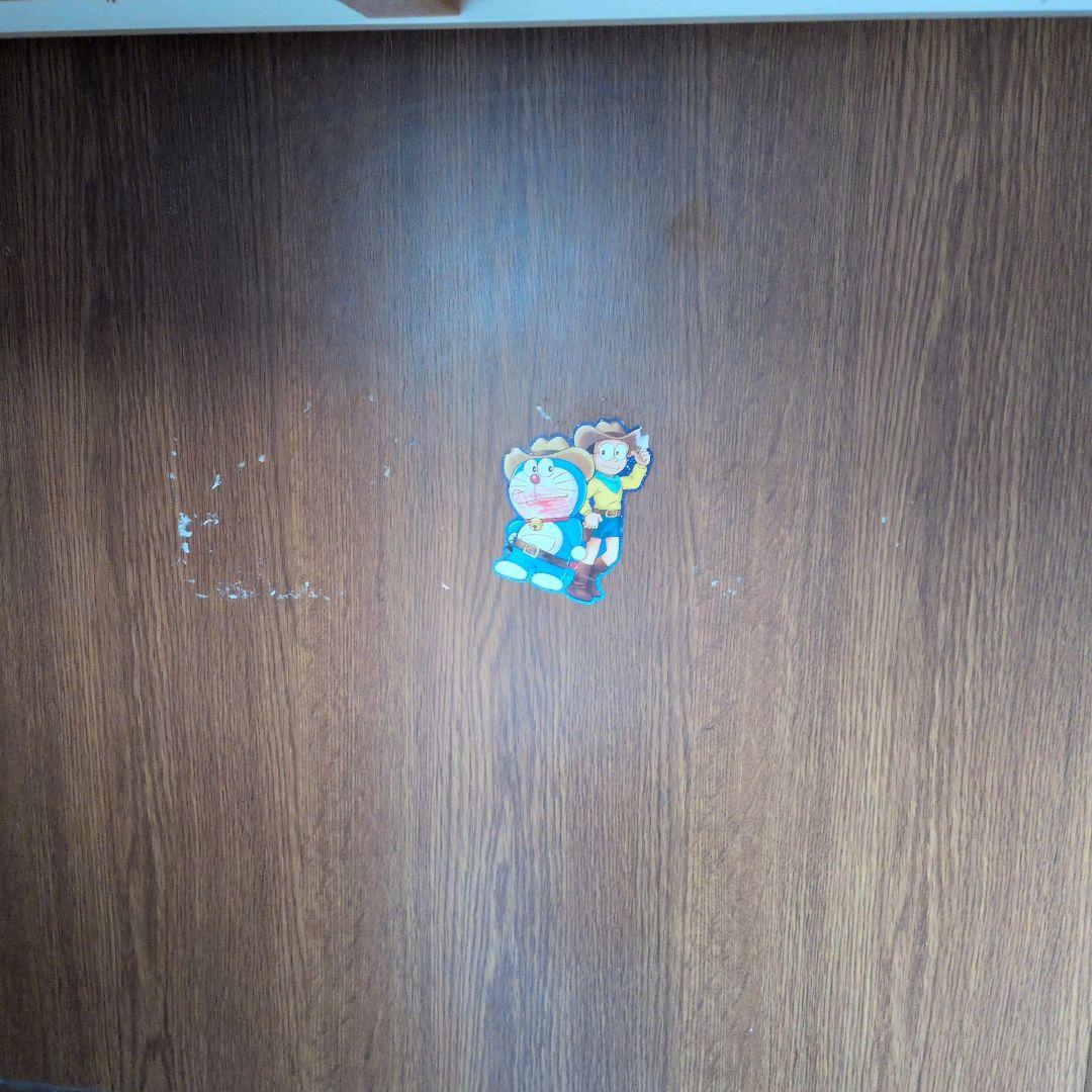 ブラウンの木製デスク 棚付き