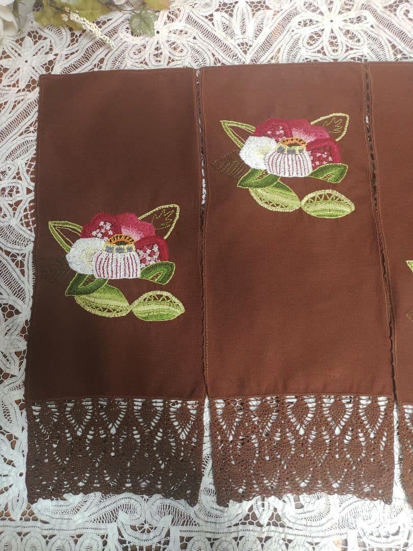 ハンドメイド 手刺繍 ブラウン 椿 花柄 4つ割れ 手編みレース縁取り のれん