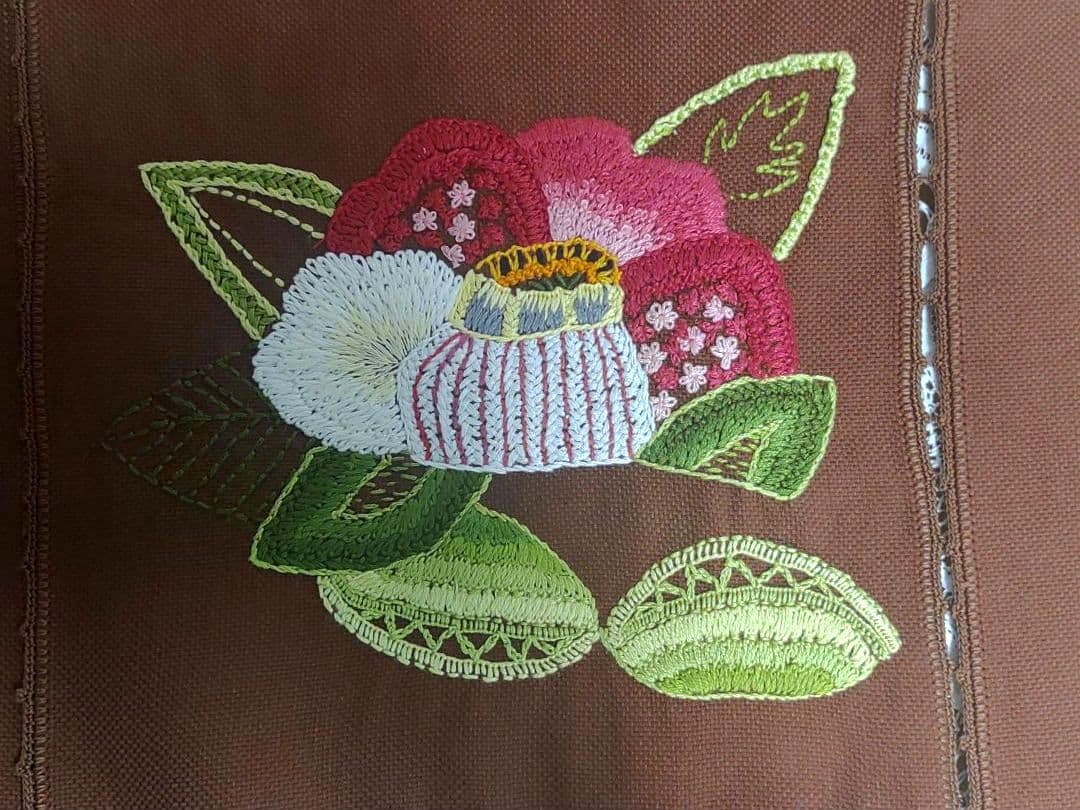 ハンドメイド 手刺繍 ブラウン 椿 花柄 4つ割れ 手編みレース縁取り のれん