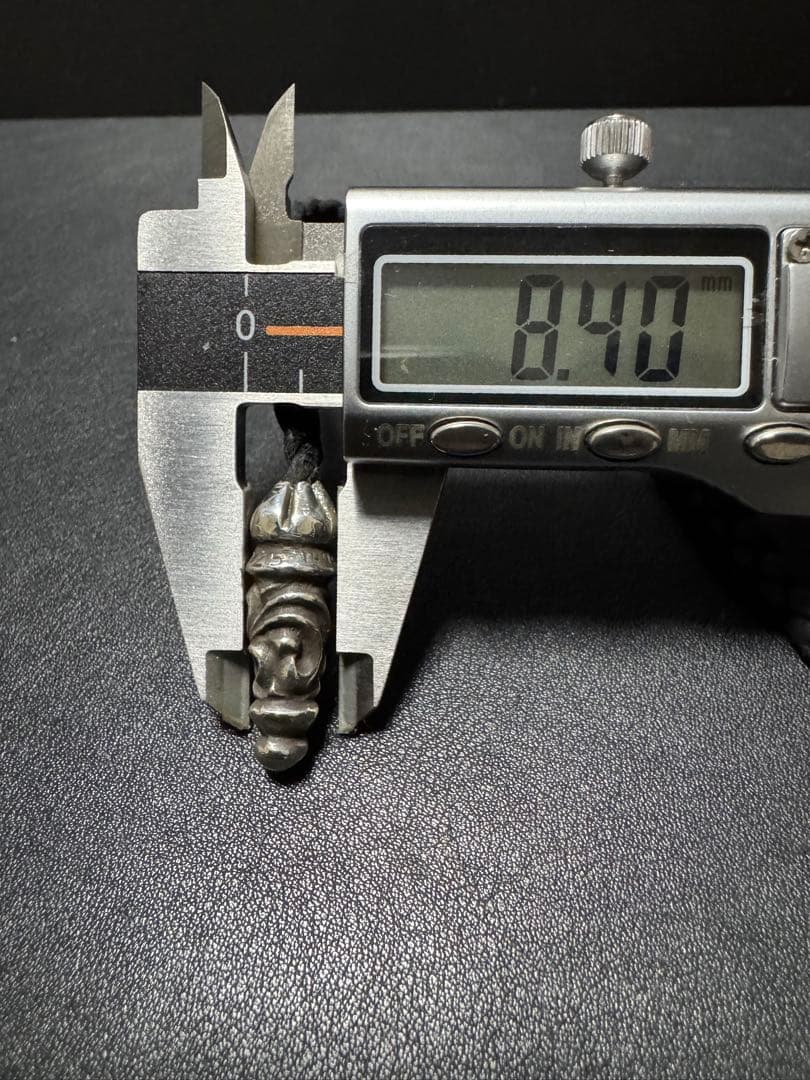 クロムハーツ ラージ スクロール レザー ブレード