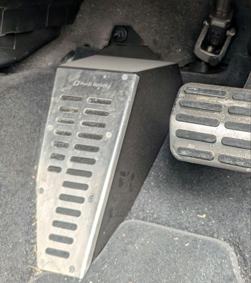 アウディ A1 フットレスト