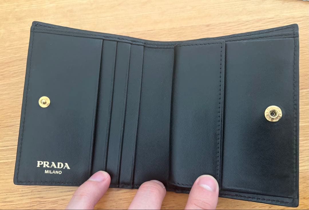 PRADA トライアングルロゴ 二つ折り財布 ポケット付き