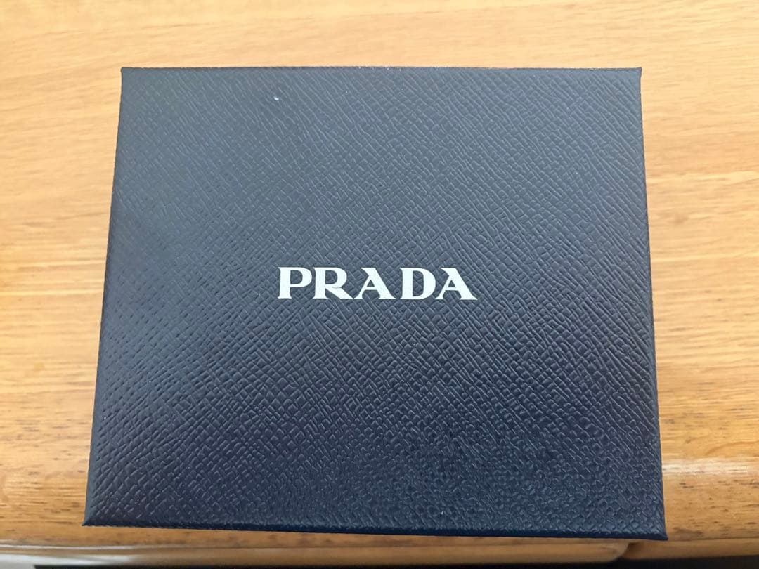 PRADA トライアングルロゴ 二つ折り財布 ポケット付き
