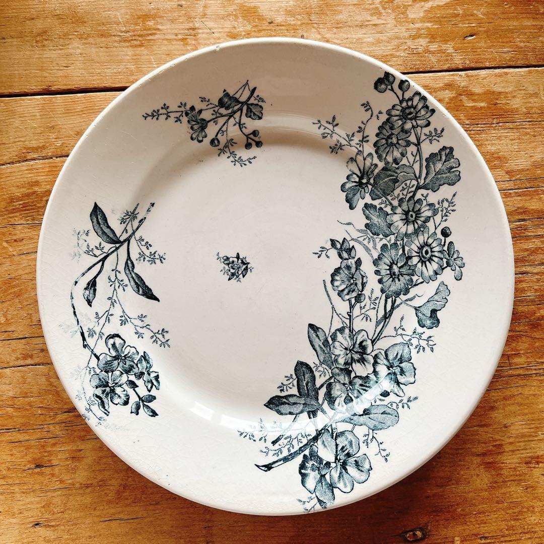 フランス　ブルーの花柄のデザートプレート