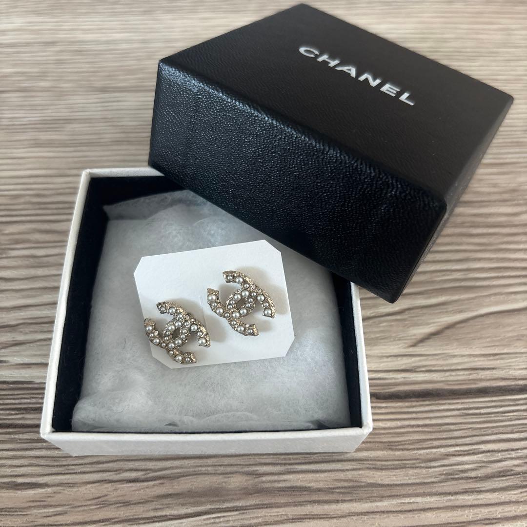 CHANEL ロゴデザイン パールピアス（両耳）