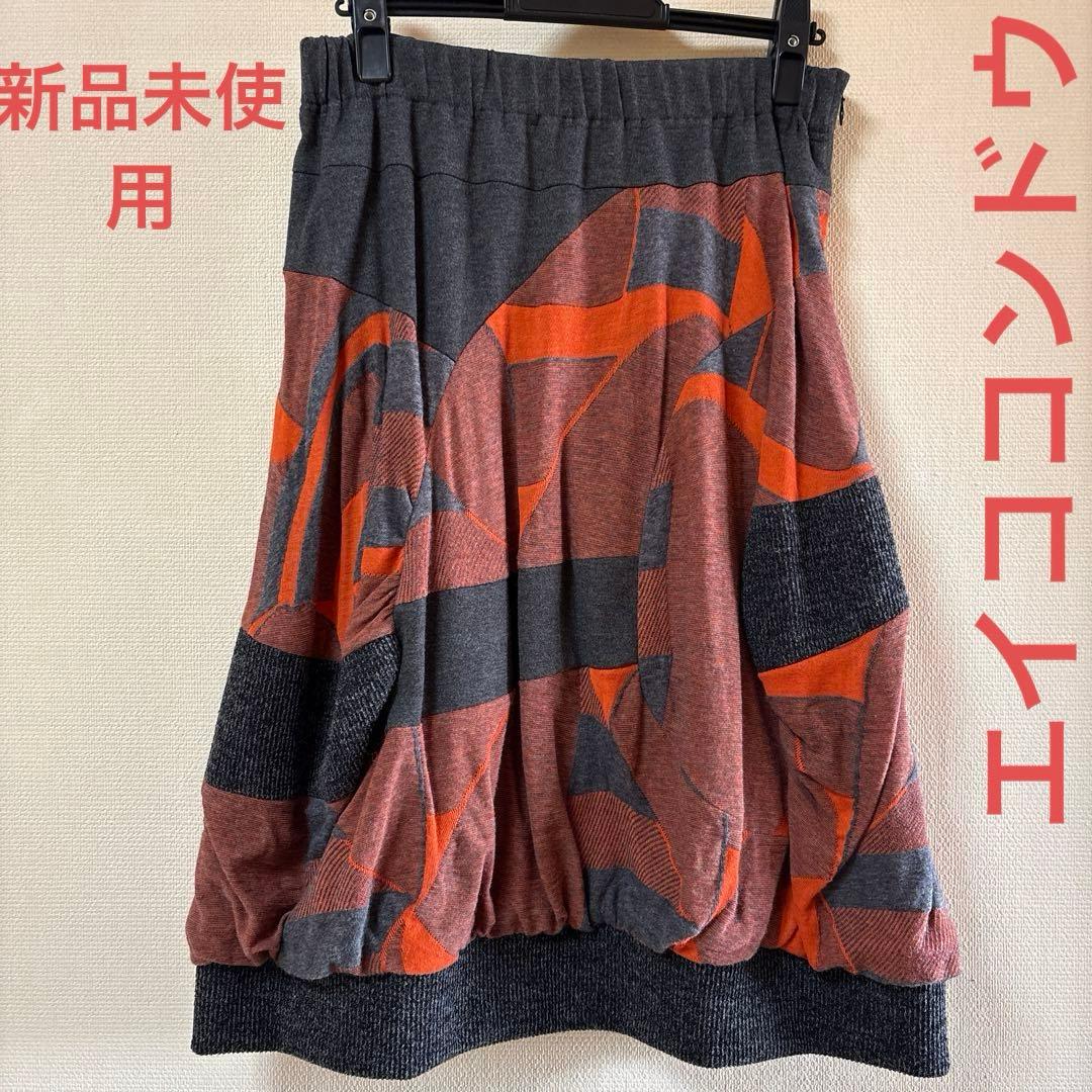 【新品未使用】✨エイココンドウ✨黒とグレーの混合地にオレンジ柄の膝丈スカート❣️