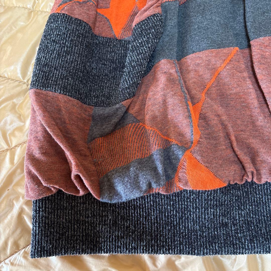 【新品未使用】✨エイココンドウ✨黒とグレーの混合地にオレンジ柄の膝丈スカート❣️