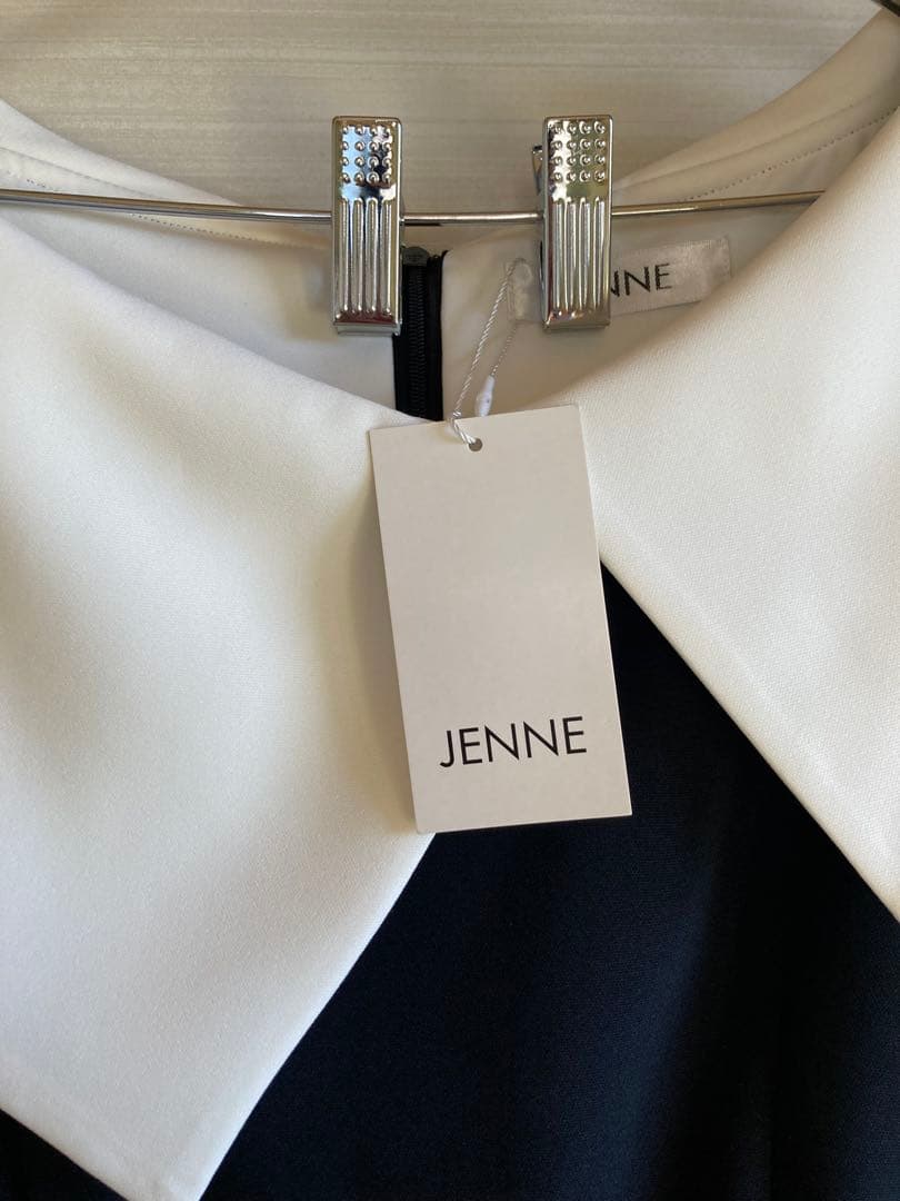 タグ付き新品未使用JENNE 黒と白の大きな襟付きワンピース