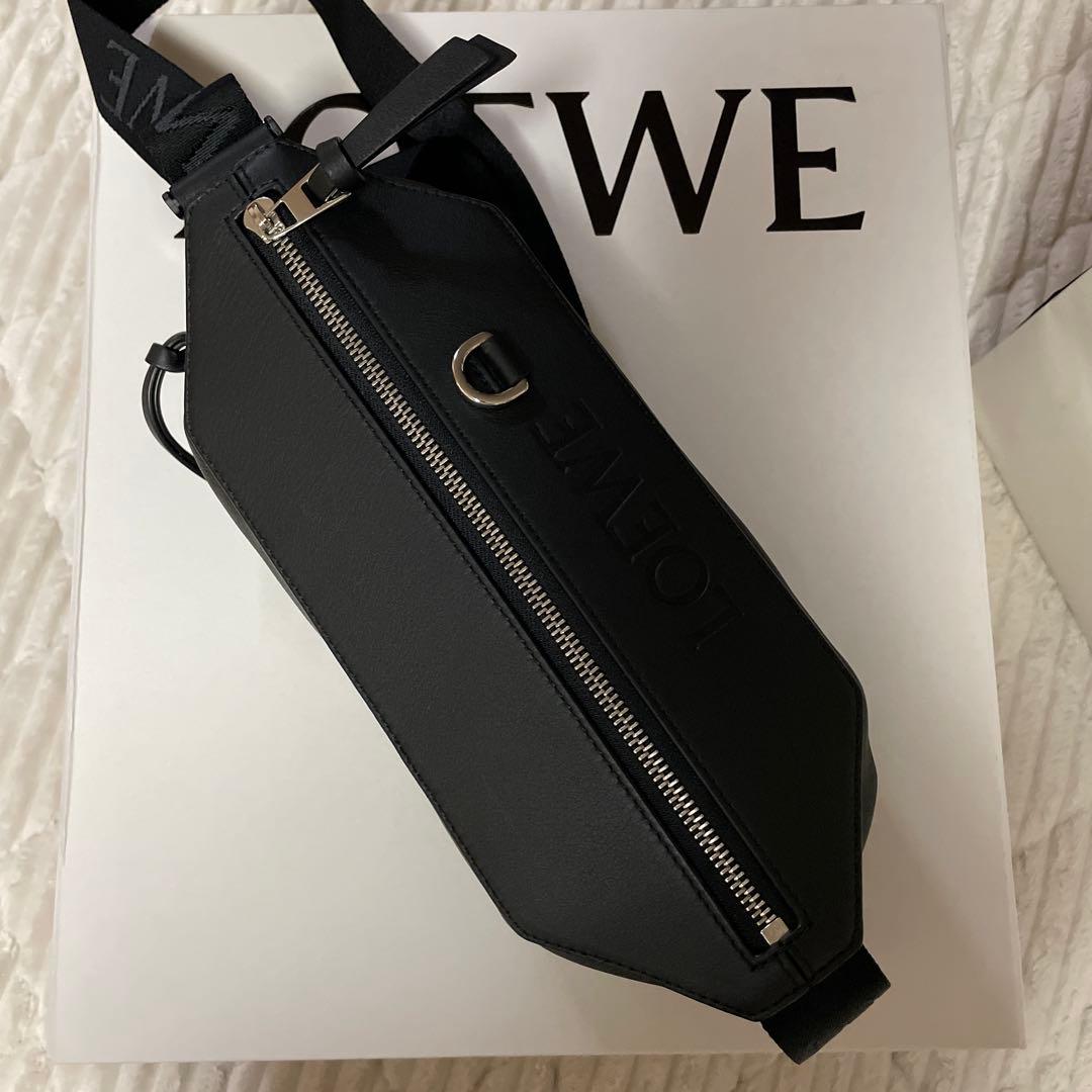 LOEWE ブラック ボディバッグ