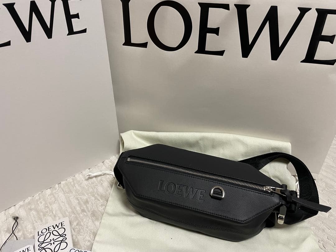 LOEWE ブラック ボディバッグ